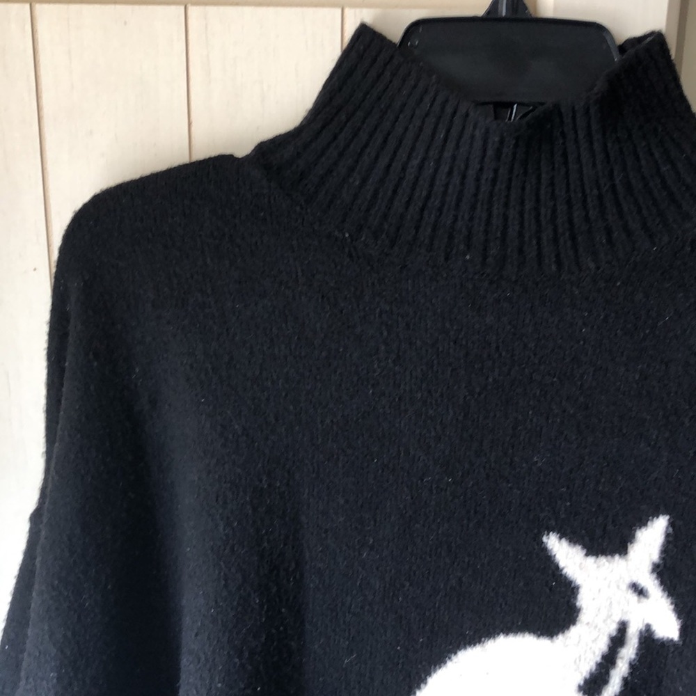 • BLOGGER’S FAVORITE • KANGOL Sweater from H&M • MAKE AN OFFER 🖤 - Picture 9 of 16